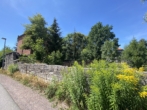 Stadtmauer an der hinteren Grundstücksgrenze - Baugrundstück in Schleusingen mit Schloßblick