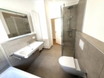 2. OG - Badezimmer, BW, Dusche, WC, WT, Fenster - Edles Wohnen wie in einem eigenen Haus – und dort wo andere Urlaub machen…