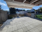 Terrasse mit Markise - Wohnen wie in einem Haus: außergewöhnliche Maisonette-Eigentumswohnung in Weitramsdorf