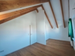 Schlafzimmer mit Ankleidenische - Tolle Eigentumswohnung auf zwei Ebenen mit großer Terrasse, Carport und zwei Stellplätzen