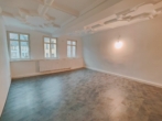 Wohnzimmer 2. OG re - NEU: Stadthaus mit zwei Gewerbeeinheiten und fünf Wohnungen – voll vermietet