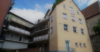 Hausansicht mit Zugängen - Zentral gelegene 1-Zimmer-Eigentumswohnung in Eisfeld