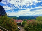 Ausblick vom Balkon - Hier zählen Lage und Bezugsfertigkeit: Saniertes Haus mit Einliegerbereich Nähe Klinikum