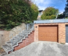 Garage und Aufgang zum Haus - Hier zählen Lage und Bezugsfertigkeit: Saniertes Haus mit Einliegerbereich Nähe Klinikum
