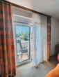 Wohnzimmer mit Balkon - Sanieren oder neu bauen? Auf jeden Fall in bester Stadtlage!