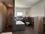 Badezimmer OG - Eine seltene Gelegenheit: Neuwertiges Einfamilienhaus in Coburg- modern und nachhaltig geplant