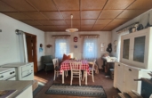 Küche - Eine Reise in die Vergangenheit: Sanierungsbedürftiges Haus mit Garage, Scheune und Gewölbekeller