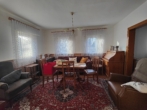 Wohnzimmer - Eine Reise in die Vergangenheit: Sanierungsbedürftiges Haus mit Garage, Scheune und Gewölbekeller