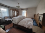 Schlafzimmer Obergeschoss - Eine Reise in die Vergangenheit: Sanierungsbedürftiges Haus mit Garage, Scheune und Gewölbekeller