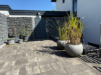 Zugang vom Carport zur Terrasse - Wohnen auf hohem Niveau mit edlen Details und vielen Extras