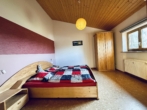 Schlafzimmer - IN VORBEREITUNG: Urlaubsfeeling in Lautertal – Wohnhaus mit Einliegerwohnung am Ortsrand