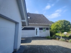 Hauseingang und Garagemhof - Mit einmaligem Blick zum Staffelberg – verwirklichen Sie Ihren (bezugsfertigen) Wohntraum