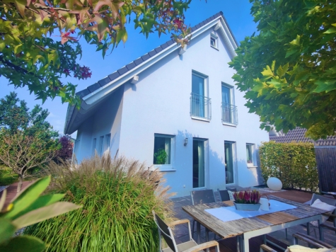 Mit einmaligem Blick zum Staffelberg – verwirklichen Sie Ihren (bezugsfertigen) Wohntraum, 96231 Bad Staffelstein, Einfamilienhaus