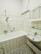 kleines Bad mit Badewanne - Zentrales Wohnen mit Charme: 4-Zimmer-Altbauwohnung in Coburg inkl. EBK
