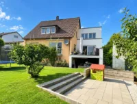 Ansicht mit Anbau und Garten