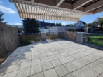 Terrasse mit Markise - IN VORBEREITUNG: Wohnen wie in einem kleinen Haus: außergewöhnliche Maisonette-Eigentumswohnung in Weitramsdorf