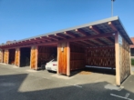 Carport - IN VORBEREITUNG: Wohnen wie in einem kleinen Haus: außergewöhnliche Maisonette-Eigentumswohnung in Weitramsdorf