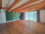 Wohnzimmer mit Pelletofen - IN VORBEREITUNG: Wohnen wie in einem kleinen Haus: außergewöhnliche Maisonette-Eigentumswohnung in Weitramsdorf