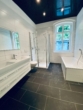 Badezimmer mit Dusche und Badewanne - Individuelles Altbaujuwel: Sanierte 4-Zimmer-Altbauwohnung mit charmantem Wintergarten in Coburg