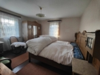 Schlafzimmer Obergeschoss - Reserviert: eine Reise in die Vergangenheit – sanierungsbedürftiges Haus mit Garage, Scheune und Gewölbekeller