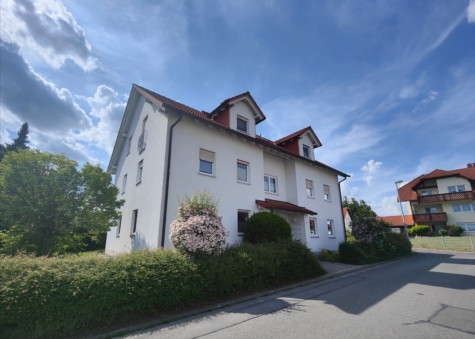 Mit Einbauküche, schöner Terrasse und Gartenanteil. Helle Erdgeschosswohnung in Lautertal, 96486 Lautertal, Erdgeschosswohnung