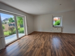 Ausgang zur Terrasse - Mit Einbauküche, schöner Terrasse und Gartenanteil. Helle Erdgeschosswohnung in Lautertal