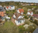 Luftansicht schräg - Stadtnahes Zweifamilienhaus auf traumhaftem Grundstück in Coburg