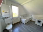1. OG Badezimmer - Stadtnahes Haus mit schönem Garten zur Eigennutzung oder Vermietung