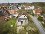Luftansicht Vorderseite - Stadtnahes Zweifamilienhaus auf traumhaftem Grundstück in Coburg
