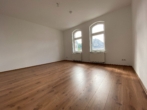 Wohnzimmer - Sonnige 3,5-Zimmer Wohnung inkl. Einbauküche mit Balkon u. Stellplatz in Coburg-Stadt