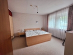 Zimmer Obergeschoss - Reserviert: Gepflegtes Reihenhaus mit überdachter Terrasse und TG-Stellplatz in ruhiger Wohnlage