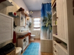 Badezimmer. - Stadtnahes Zweifamilienhaus auf traumhaftem Grundstück in Coburg