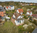 Luftansicht schräg - Stadtnahes Zweifamilienhaus auf traumhaftem Grundstück in Coburg