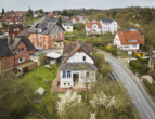 Luftansicht Vorderseite - Stadtnahes Zweifamilienhaus auf traumhaftem Grundstück in Coburg