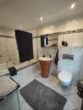 Badezimmer - Ein stilvolles Zuhause mit modernem Komfort und großem Garten
