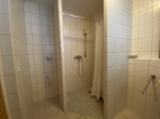 Badezimmer mit Dusche - Wunderschöne 2-Zimmer Wohnung in einer sehr gepflegten Wohnanlage in Coburg