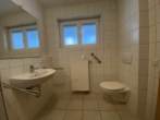 Badezimmer mit Dusche - Wunderschöne 2-Zimmer Wohnung in einer sehr gepflegten Wohnanlage in Coburg