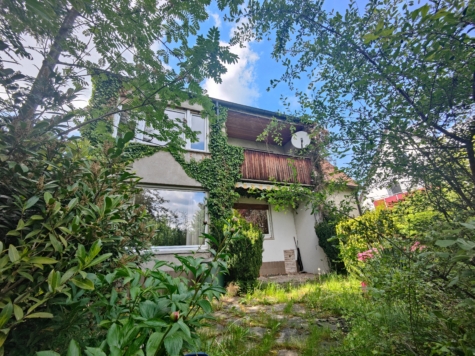 Ihr neues Zuhause für die große Familie? Wecken Sie dieses Haus aus seinem Dornröschenschlaf…, 95445 Bayreuth, Zweifamilienhaus