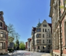 Ansicht Strassenzug - Grünflächen und Sitzgelegenheiten des Ernstplatzareals direkt vor der Tür…
