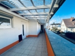 Laubengang - Interessante Kapitalanlage: Dreifamilienhaus mit Gewerbeeinheit und 2 Garagen in CO-Bertelsdorf