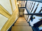 Treppen in die Wohnung - IN VORBEREITUNG: Kapitalanlage mit Charme und Geschichte – Mehrfamilienwohnhaus in zentraler Innenstadtlage Coburgs