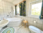 Badezimmer OG - Ihr neues Zuhause – traumhafter Garten – und inklusive einer Doppelgarage