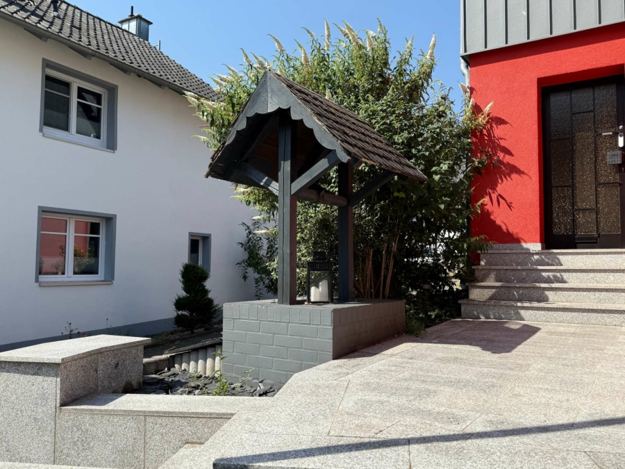Brunnen am Hauseingang