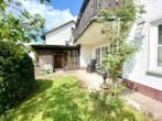 Terrasse mit Gartenhaus - In Vorbereitung: Charmantes Einfamilienhaus mit „Einliegeroption“ und sonnigem Garten in Creidlitz