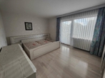 Schlafzimmer 1. Obergeschos - Viel Fläche: Geräumiges Wohnhaus mit „Autowerkstatt“ in der Doppelgarage