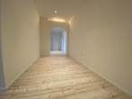großer Flur - Großzügige 4-Zimmer-Wohnung mit eigenem Gartenanteil in Meeder