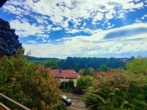 Ausblick vom Balkon - Hier zählen Lage und Bezugsfertigkeit: Saniertes Haus mit Einliegerbereich Nähe Klinikum
