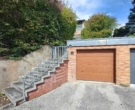 Garage und Aufgang zum Haus - Hier zählen Lage und Bezugsfertigkeit: Saniertes Haus mit Einliegerbereich Nähe Klinikum