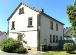 Ansicht mit Eingang - IN VORBEREITUNG – Historisches Wohnerlebnis im ehemaligen Schulhaus in Ahorn-Witzmannsberg