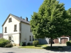 Ansicht mit Garage - IN VORBEREITUNG – Historisches Wohnerlebnis im ehemaligen Schulhaus in Ahorn-Witzmannsberg